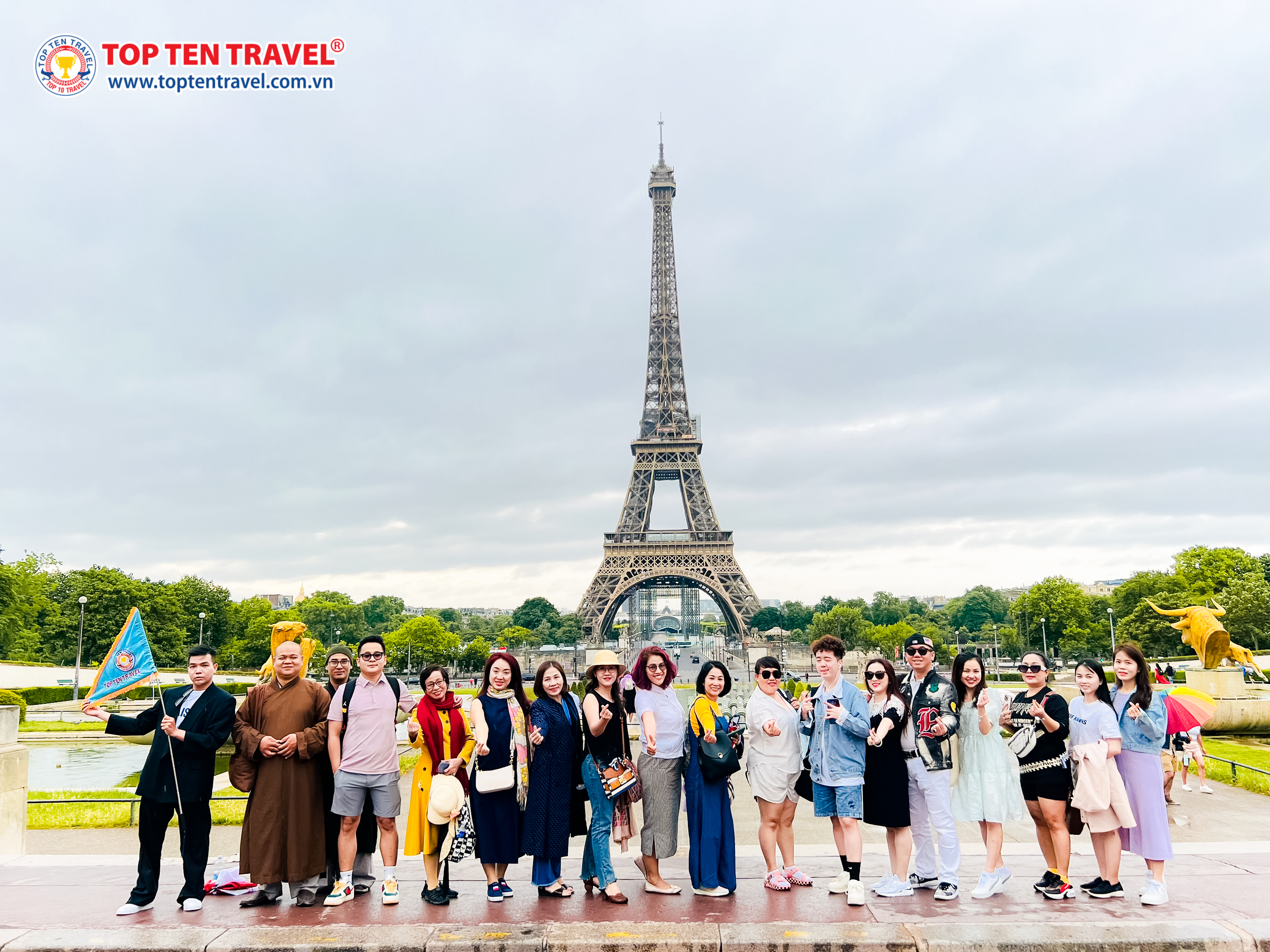 Đoàn khách checkin cùng tháp Eiffel - Biểu tượng vạn người mơ ước tại Paris